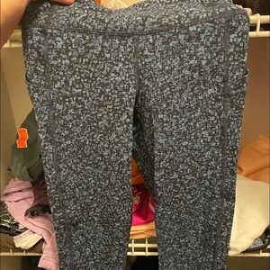 Capri Lululemon leggings with side and back zipper pocket